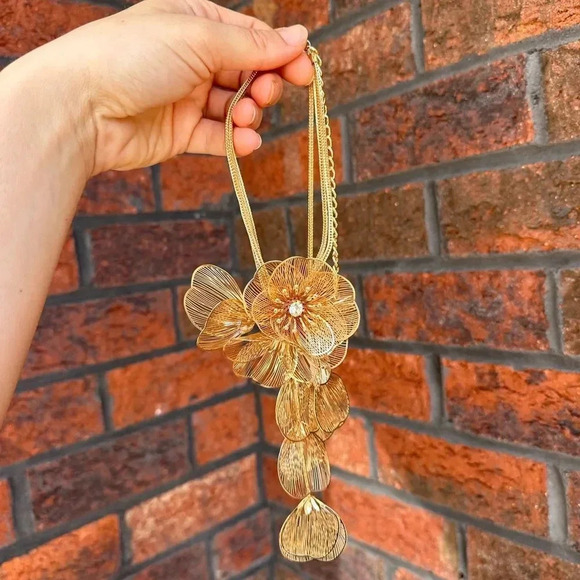 Zara Kate Middleton Famous Cascading Floral Necklace - Picture 15 of 16